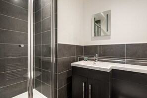 Bathroom - Cosy & Bright Central Rotherham Apartment (Rotherham)