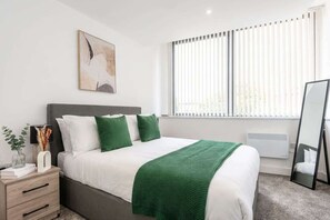 1 bedroom, desk, iron/ironing board, WiFi - Modern & Cosy Apartment in Central Rotherham (Rotherham)