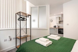 1 dormitorio, escritorio, tabla de planchar con plancha y wifi