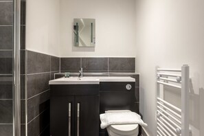 Bathroom - Cosy & Bright Central Rotherham Apartment (Rotherham)