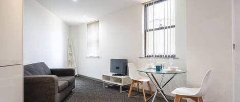 Una televisión, una oficina