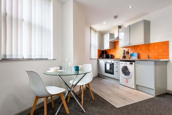 Enjoy cooking in this well-equipped kitchen with an oven, washing machine, and coffee machine.