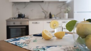 A kitchen with a countertop, a stove, and cabinets. - Cucci House Lido Riccio (Ortona)