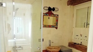 Kamer, uitzicht op bergen | Badkamer