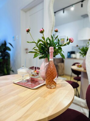 Dining - charming family-friendly apartament in Cracow- WiFi, AC and green surroundings (Kraków)