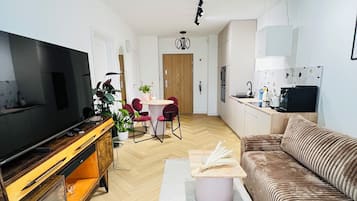 Smart-tv, eldstad och en stereo