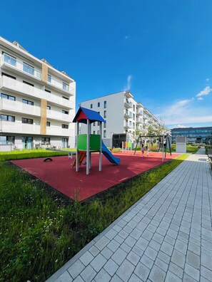 Children's area - charming family-friendly apartament in Cracow- WiFi, AC and green surroundings (Kraków)