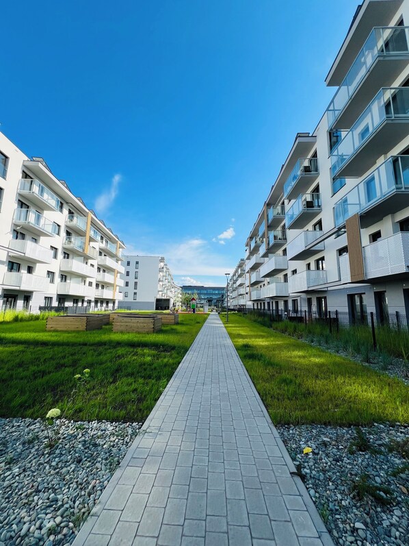 Property grounds - charming family-friendly apartament in Cracow- WiFi, AC and green surroundings (Kraków)