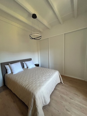 5 bedrooms, iron/ironing board, WiFi, bed sheets