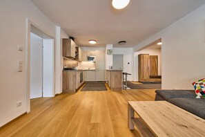 Apartament clàssic, balcó, vistes a la muntanya | Sala d'estar | Televisor de pantalla plana de 50 polzades amb canals per cable