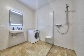 Classic-lejlighed - balkon - bjergudsigt | Badeværelse | Bruser, håndklæder, Sæbe, Toiletpapir