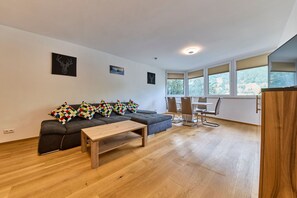 Classic Apartment, Balcony, Mountain View | Living area | 50-inch flat-screen TV with cable channels, heated floors - Appartement Traumblick (Bad Hofgastein)