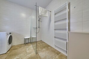 Apartament clàssic, balcó, vistes a la muntanya | Bany | Dutxa, tovalloles, sabó i paper higiènic