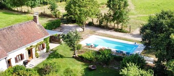 Gîte bucolique avec piscine, jardin et charme médiéval à Châteaudun
