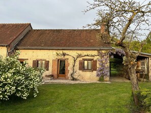 Exterior - Countryside Retreat with Pool in Châteaudun's Historic Charm (Châteaudun)