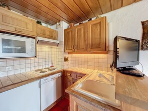 Kjøleskap, ovn, oppvaskmaskin og kaffetrakter/tekoker