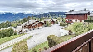 A mountain lodge with a paved driveway, wooden cabins, and a view of snow-capped mountains. - Cozy studio at the foot of the slopes with parking in Combloux (Combloux)