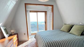 3 bedrooms, travel crib, free WiFi, bed sheets