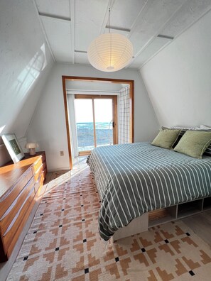 3 bedrooms, travel cot, free WiFi, bed sheets