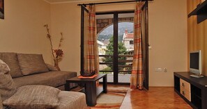 1 غرفة نوم ومكتب وتجهيزات عازلة للصوت ومكواة/لوح كي