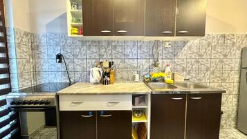 Refrigerador, tetera/pava eléctrica, utensilios de cocina