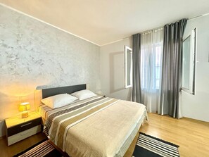 1 غرفة نوم ومكتب وتجهيزات عازلة للصوت ومكواة/لوح كي