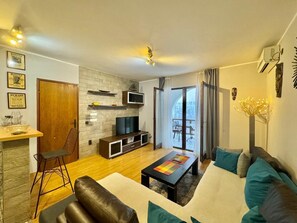 Standard Apartment | Living area | 32-inch LCD TV with cable channels - Apartments HMD (Budva)