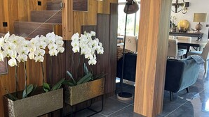 Ein modernes Interieur mit einer Holztreppe, einem Essbereich und einem gemusterten Boden.