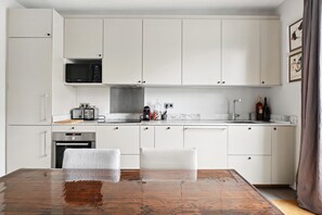 Frigorífico, microondas, horno y lavavajillas