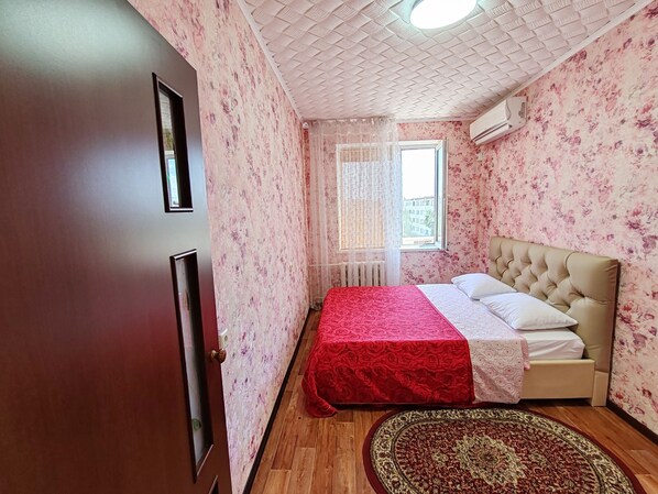 Une chambre à coucher avec un lit, une fenêtre et une porte.