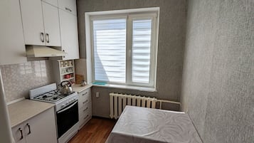 Refrigerador con congelador, parrilla de estufa y utensilios de cocina