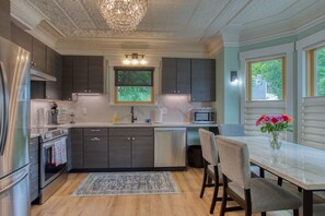 Frigorífic, microones, forn i placa de cuina 