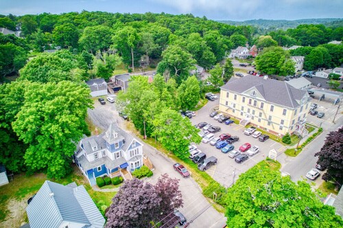 Captain' s Quarters  by Rocky Coast Rentals