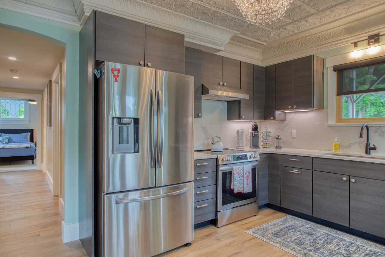 Kylskåp, mikrovågsugn, ugn och spishäll