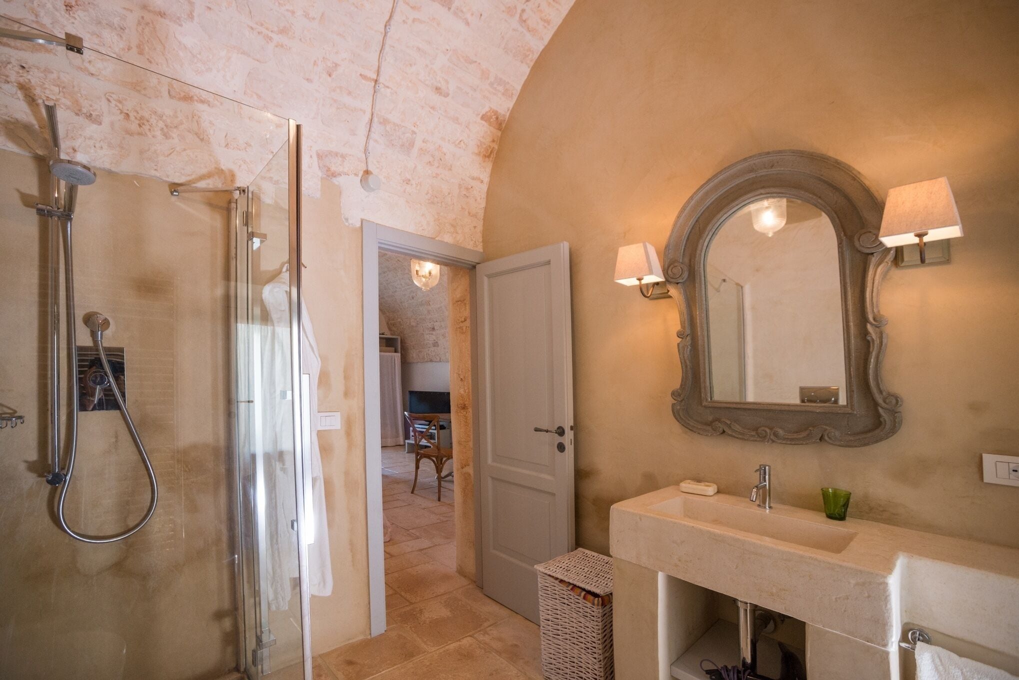 Appartement de base, patio | Salle de bain | Douche, douche cascade, séchoir à cheveux, serviettes fournies