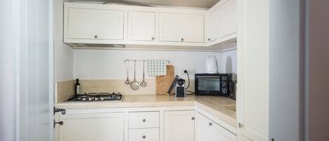 Superior-huoneisto | Yksityinen keittiö | Täysikokoinen jääkaappi, mikroaaltouuni, uuni, leivänpaahdin