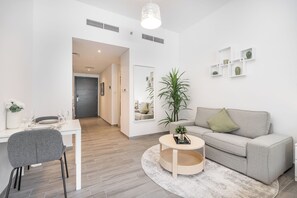 Studio – elite, balkong, byutsikt | Individuelt dekorert, individuelt innredet og strykejern/-brett