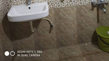 Een douche, een haardroger, handdoeken, zeep