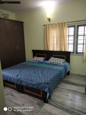 4 bedrooms, iron/ironing board, WiFi, bed sheets