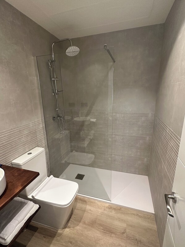 ヘアドライヤー、タオル、石鹸、トイレットペーパー