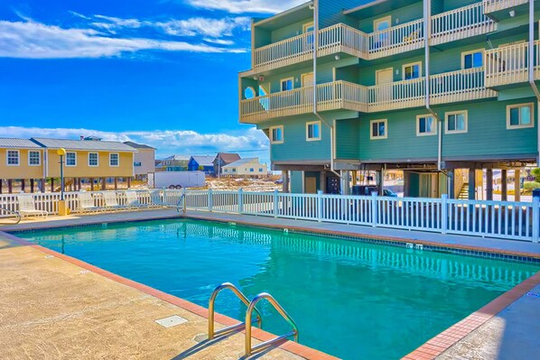 Outdoor pool - Summer House West Condos (Gulf Shores)
