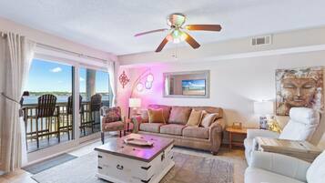 Apartamento Signature, 2 habitaciones, balcón, vistas a la laguna | Sala de estar | Smart TV de 52 pulgadas con canales digitales