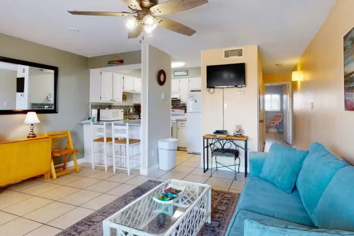 Signature Condo, 1 Bedroom, Bay View, Beachside | Living room | 52-inch Smart TV with digital channels