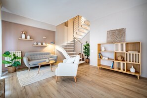 Toetasjesleilighet, utsikt mot høyde | Oppholdsområde | En 42-tommers smart-TV med digitale kanaler