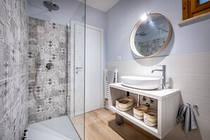 Maisonette, Hügelblick | Badezimmer | Handtücher, Seife, Shampoo, Toilettenpapier