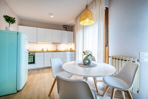 Duplex, Hill View | Private kitchen | Full-size fridge, microwave, oven, stovetop