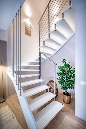 Toetasjesleilighet, utsikt mot høyde | Oppholdsområde | En 42-tommers smart-TV med digitale kanaler