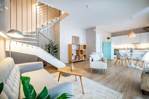 Maisonette, Hügelblick | Wohnbereich | 42-Zoll-Smart-TV mit Digitalempfang