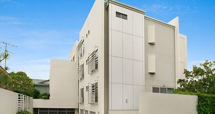 Boutique beach apartment, 400m walk to GC's best beach, restaurants, bars.