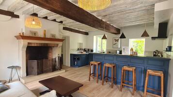 Smart TV, fireplace